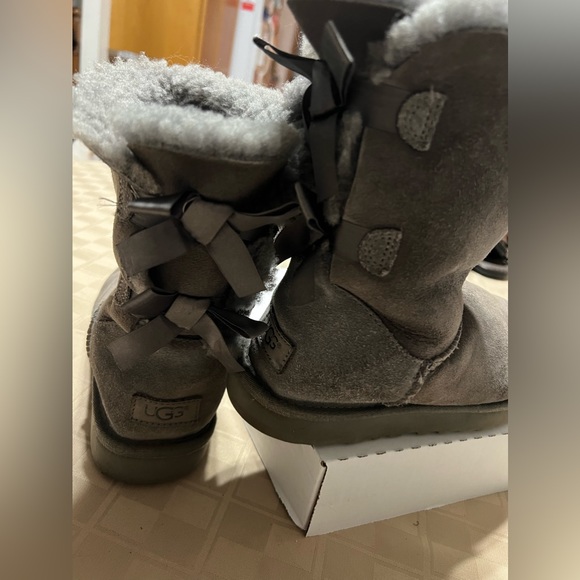 UGG Winter Snow Boots Womens 7 Bailey Bow II Gray Suede‎ Shearling SN1016225 9” - Picture 1 of 9